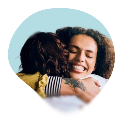 Mutter und Tochter umarmen sich herzlich.