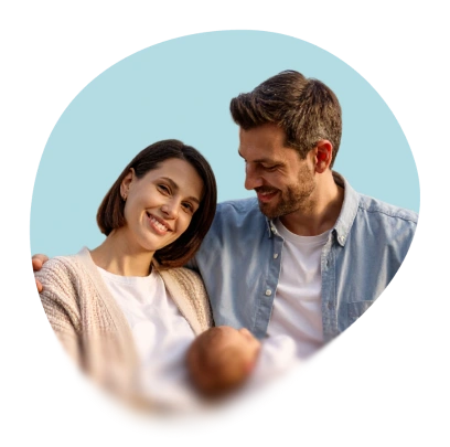 Mutter und Vater halten ihr neugeborenes Kind.